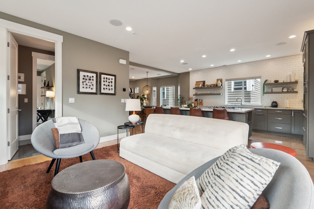 Spacious Family Retreat Media Room & Patio 3 Bedroom Home