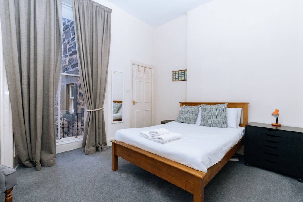 Bright High-ceiling 2BD Flat - Central Edinburgh! view 5