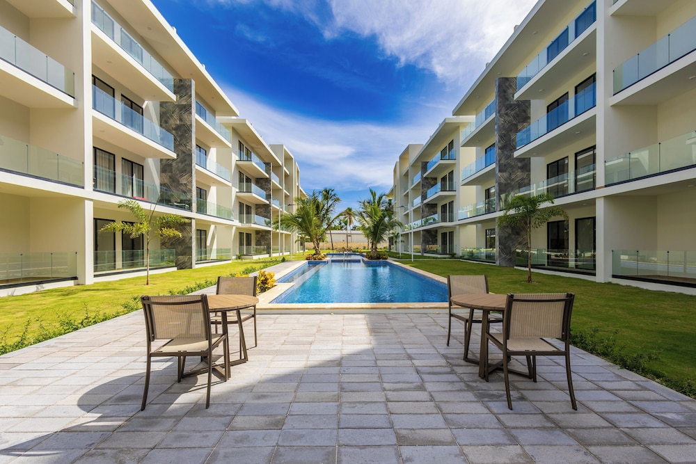 Tropical 2BR Retreat - Terrace, BBQ and Pool