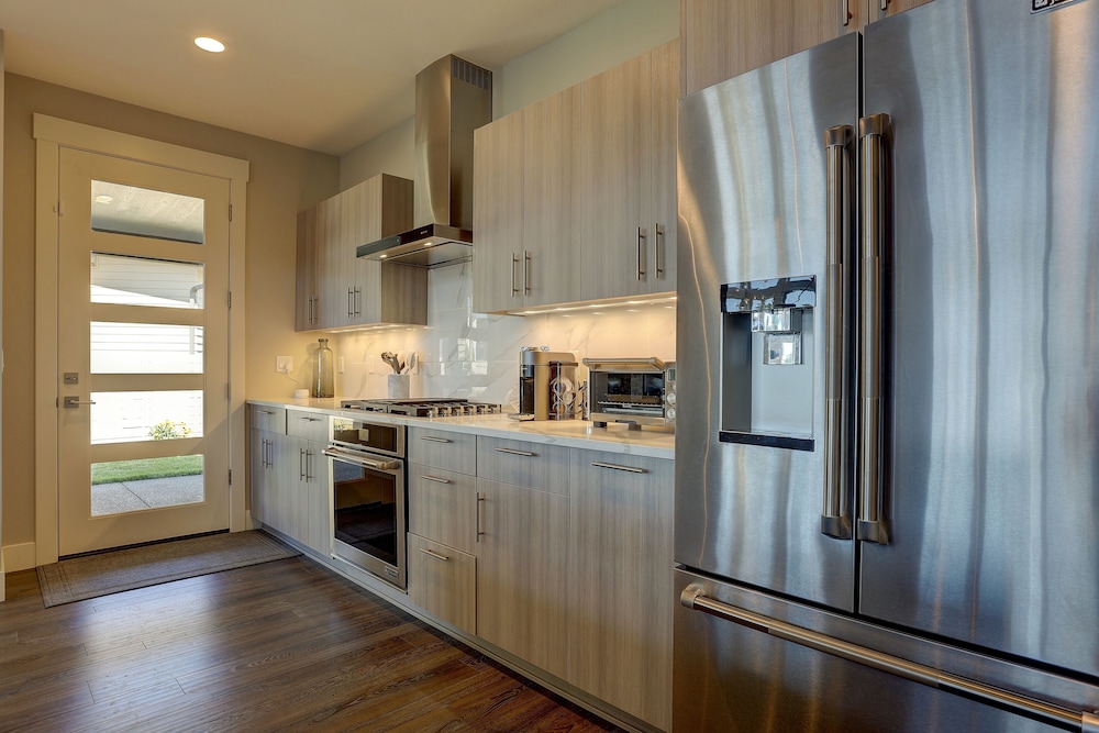 Ruby Peak *30 Day Minimum 4 Bedroom Home by RedAwning
