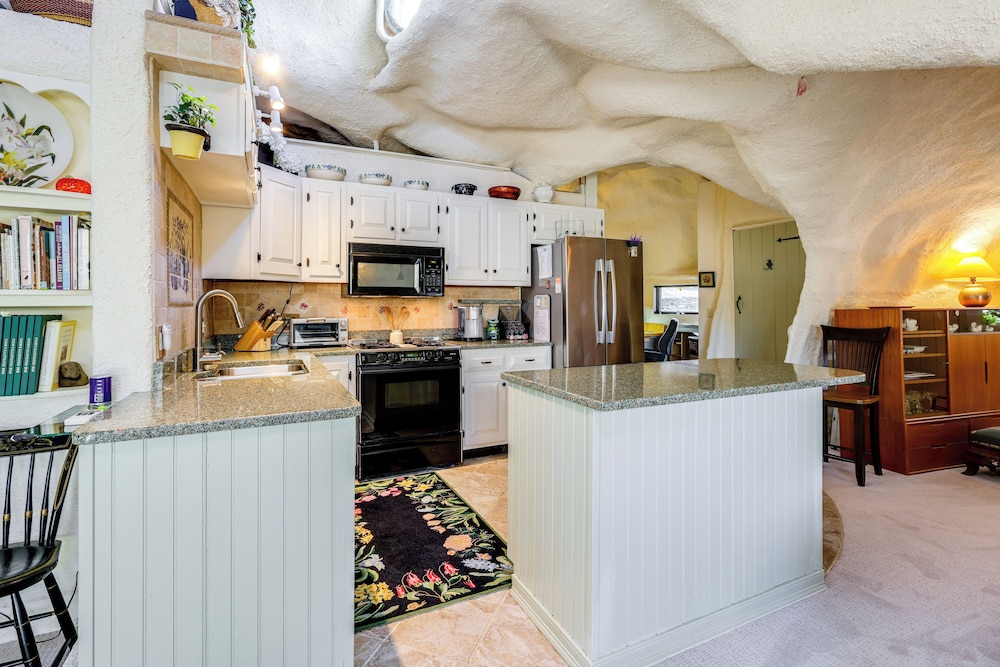< 6 Mi to Arlington: 'whimsical Stone Abode!'
