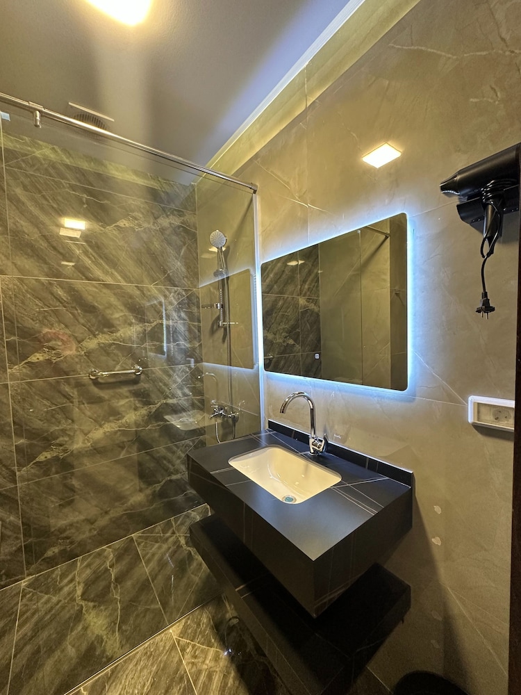 Charming Amman Apartment With Modern Amen