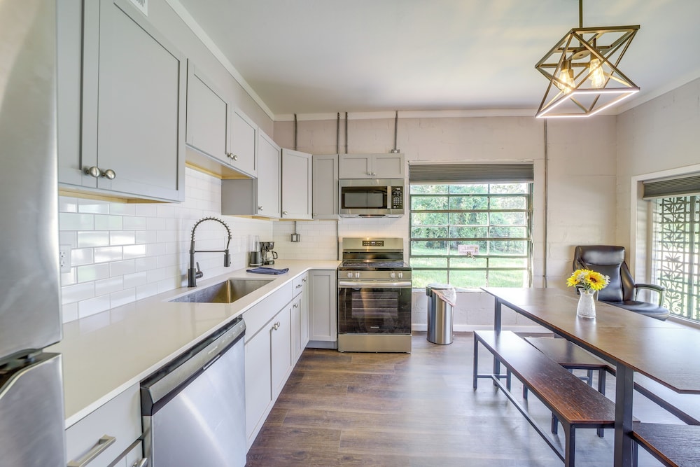 7 Mi to Dtwn Tulsa: Dog-friendly Home w/ Yard