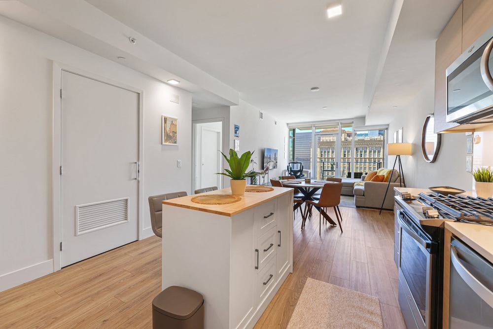 NEW Upscale Downtown San Diego Stay Queen Bed Pool Sauna