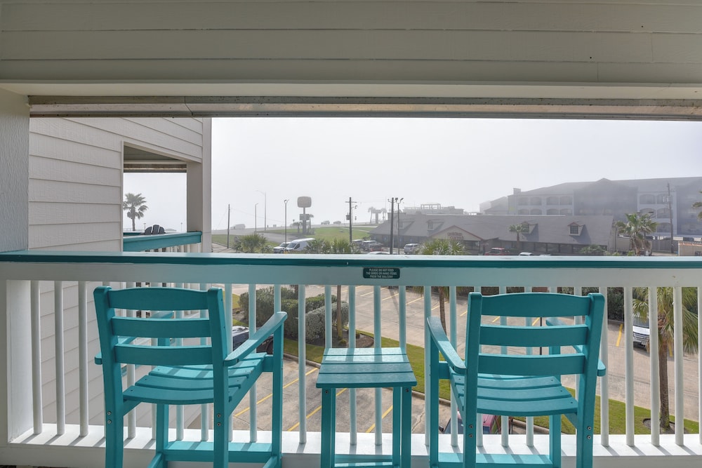 Steps to Beach: Galveston Condo w/ Balcony!