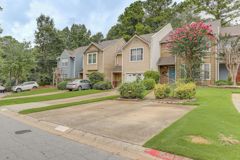 Fenced Yard & Pool Access: Lawrenceville Retreat!