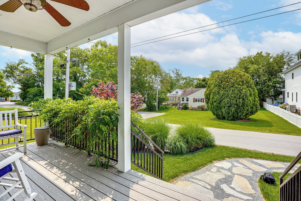 Near Solomons Island Boardwalk: Home w/ Hot Tub!