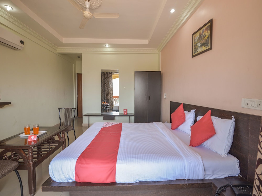 OYO 13151 Hotel Om Palace
