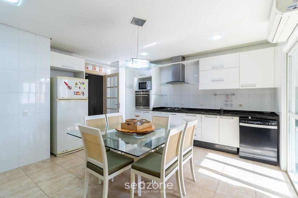 3 Bedroom Aprt w/ Suite 200m fr/ the Beach Ime1001