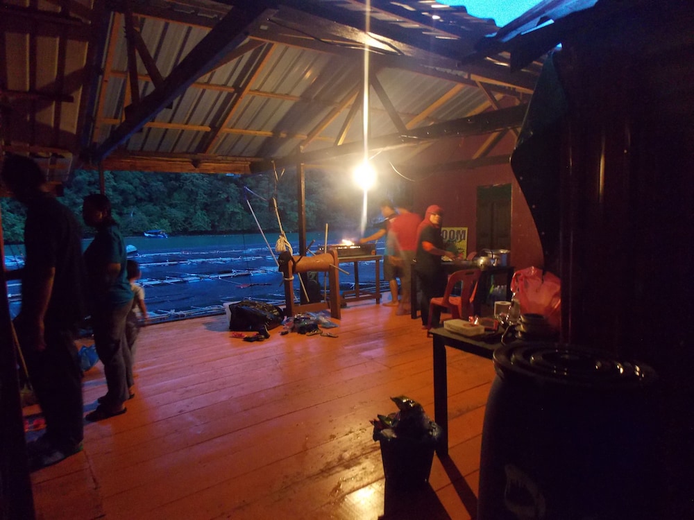 Terapung Hotel & Fish Garden