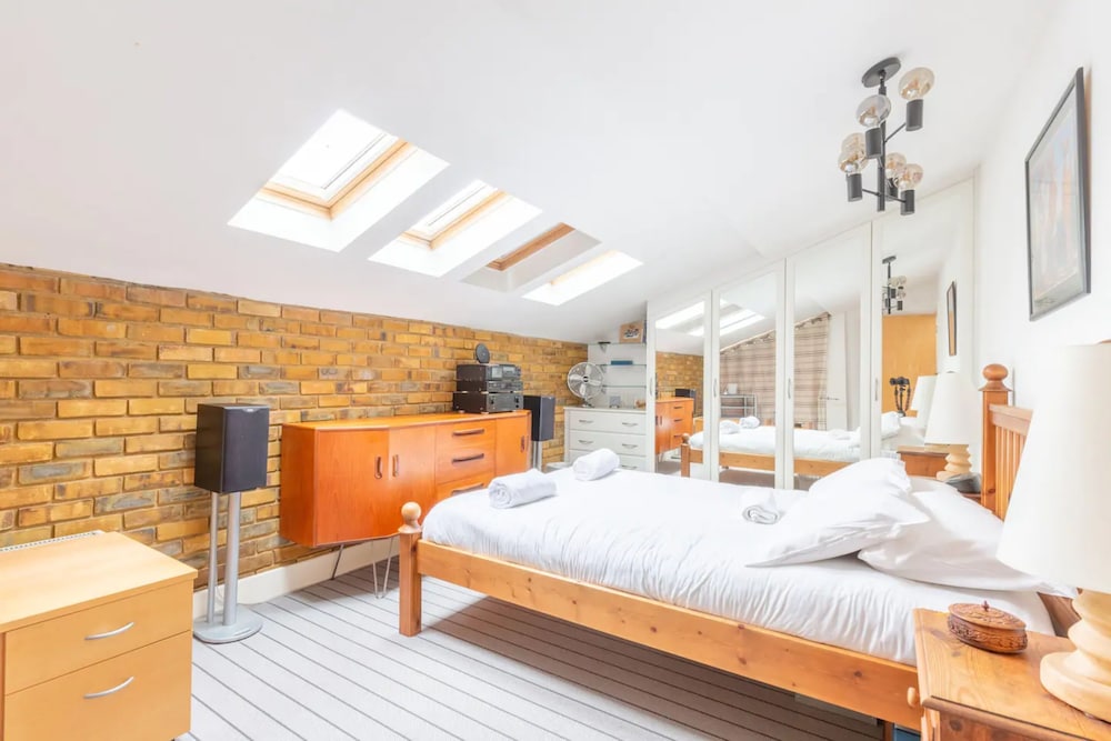 Spacious 2 Bedroom Apartment in Converted Warehouse in Brixton
