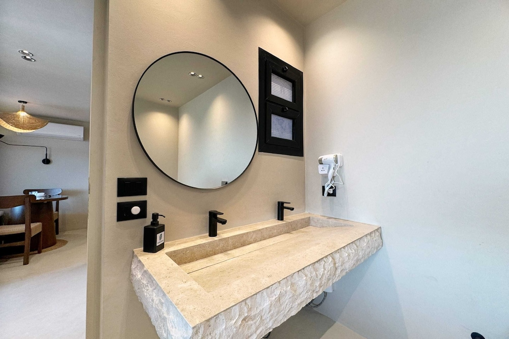 The 2 BDR Pyramids Vista w/ Bathtub