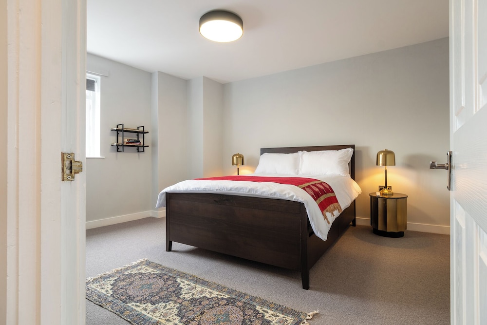 Stunning High Street Loft in Cheltenham