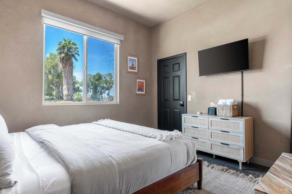 Designer Desert Oasis w/ Pool, Hot Tub, Outdoor Lounge The Riley by Avantstay