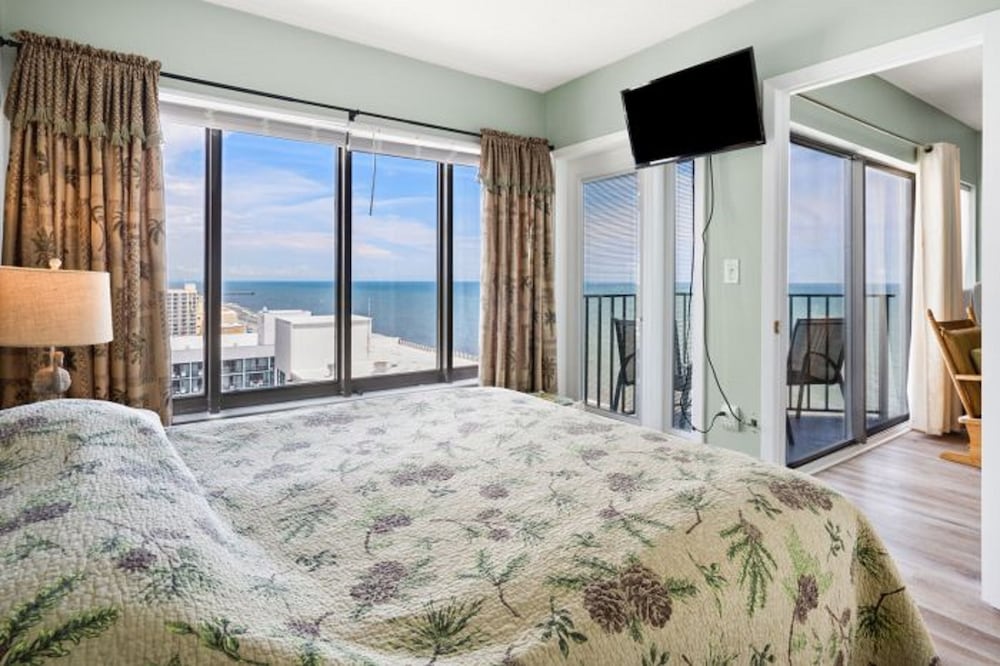 The Palace Resort by Elliott Beach Rentals