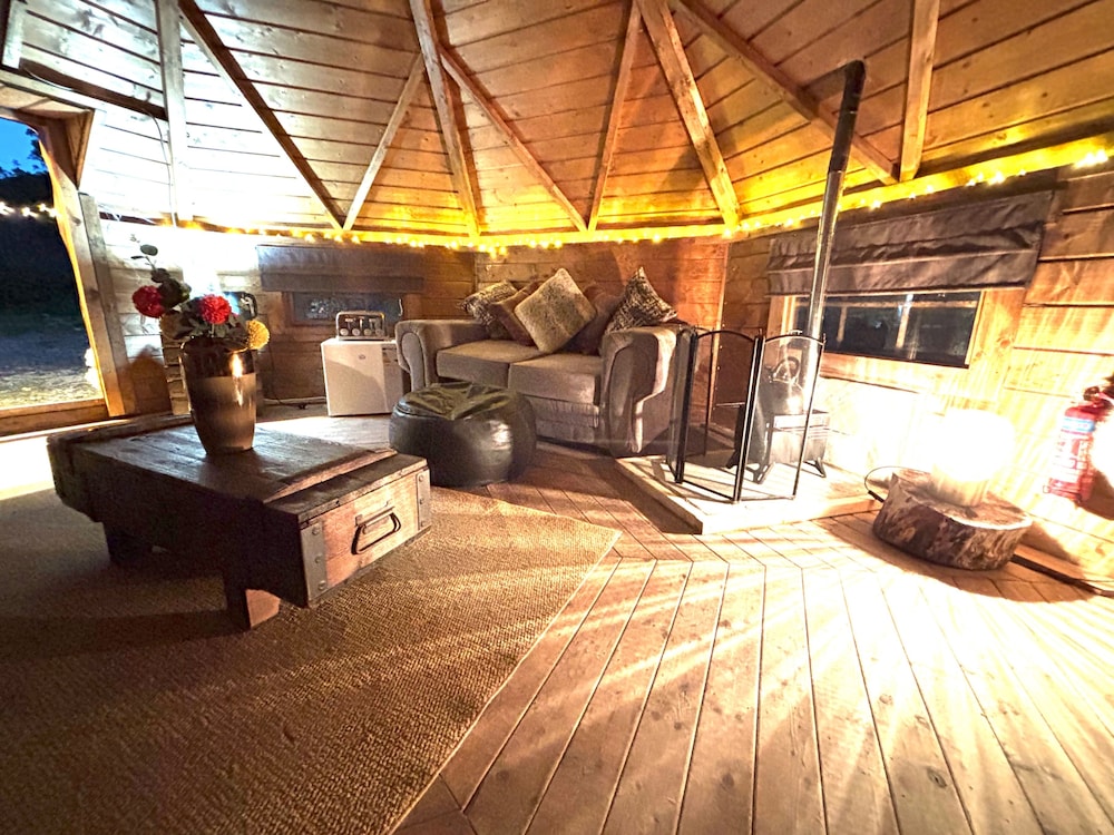 Hobbit Haven Hot Tub and Countryside Bliss
