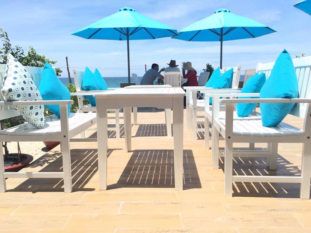 Blue Anchor Lodge & Cafe-Binh Ba Island
