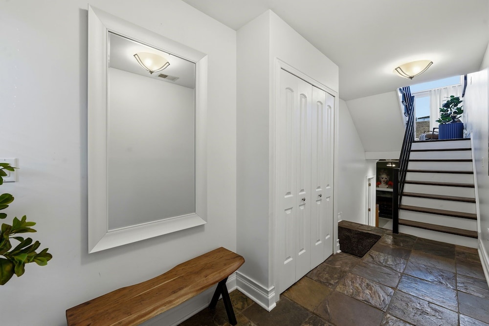 River West Modern 4-bd Home With Patio Balcony