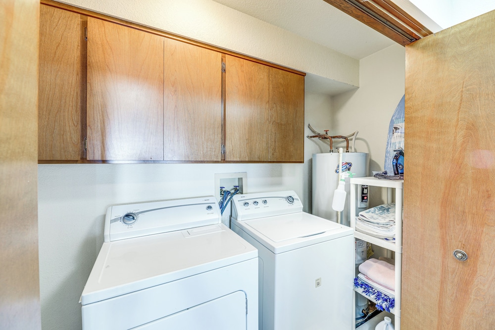 Walk to Beach: Dog-friendly Home in Lincoln City
