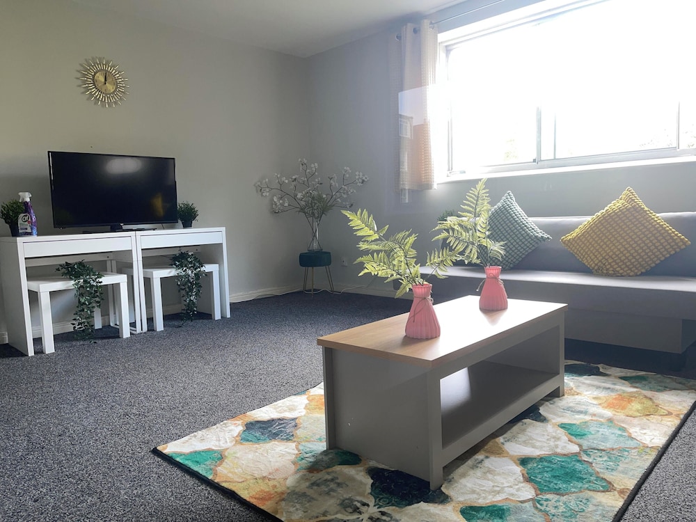 London Luxury Apartment up to 8 Guests