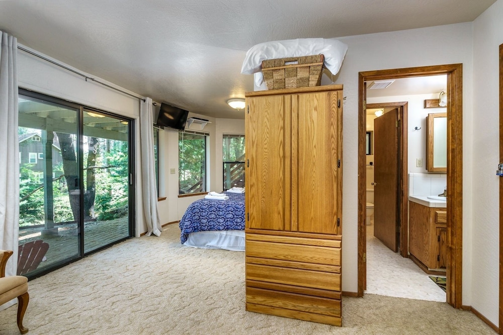 Hart Lake House - Amazing Location 500 Feet to Marina Beach and Pet Friendly! by Yosemite Region Resorts view 5