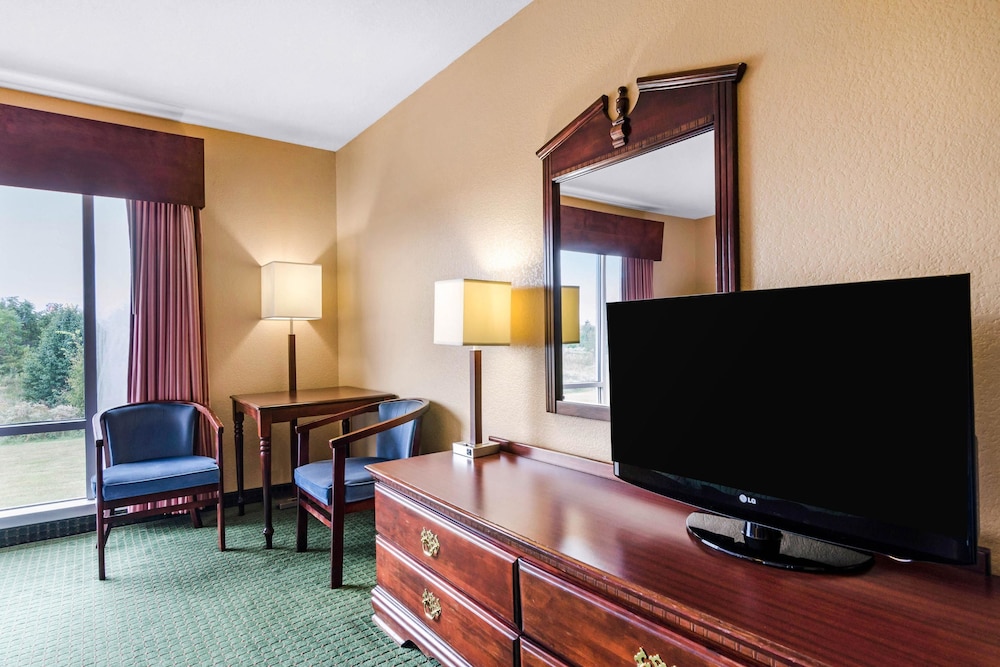 Quality Inn & Suites Carthage near Precious Moments Chapel