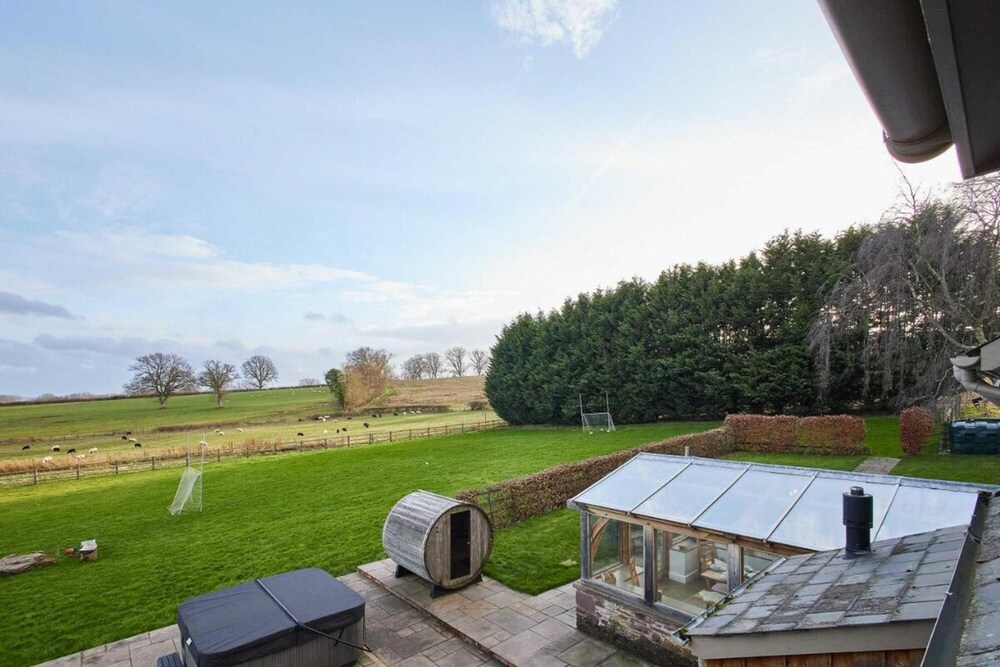 Host Stay Coed Barn