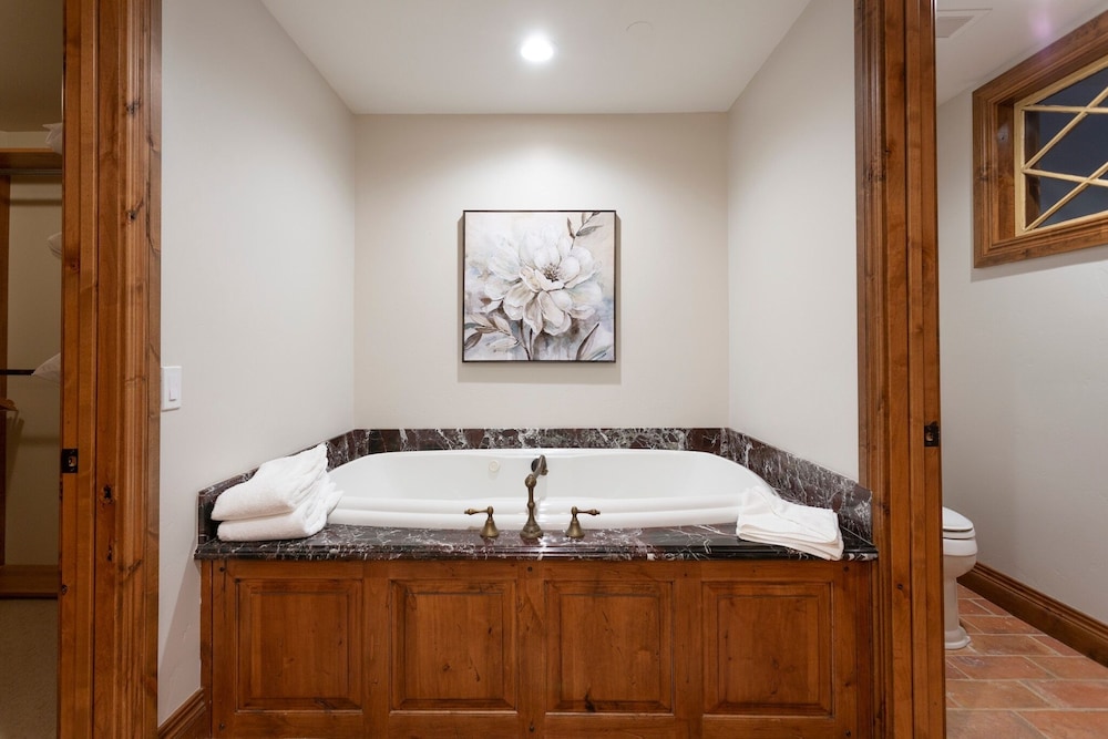 Grand Lodge - Five Bedroom #402 - Ski-in/ski-out 5 Condo