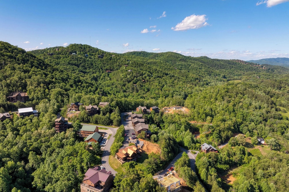 Luxury Cabin w/ Elevator, Theater & Hot Tub Near Dollywood Smoky Vista Lodge