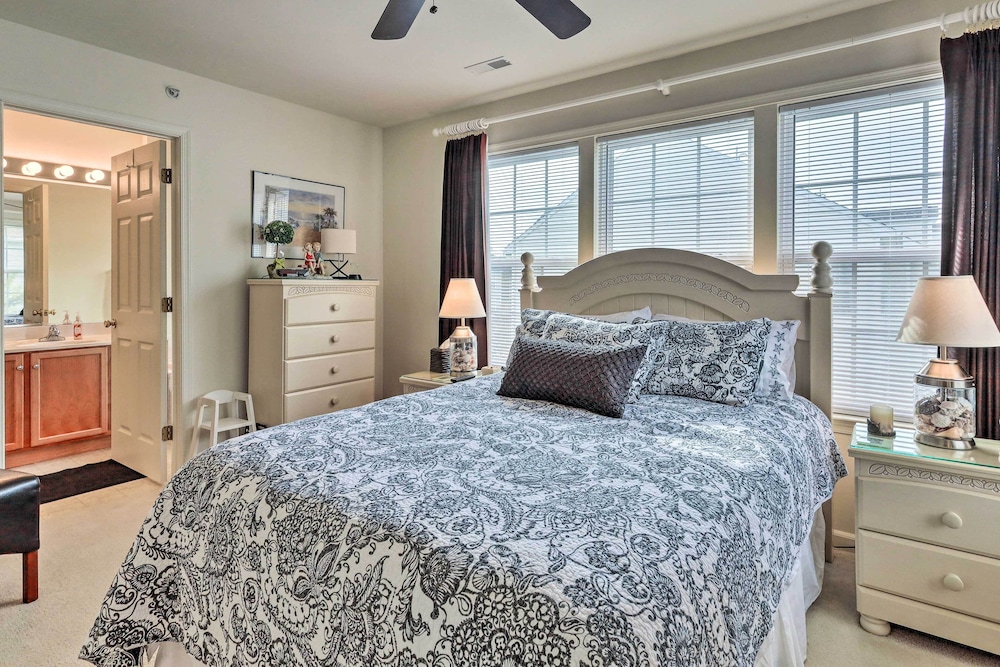 Stylish Long Neck Townhome w/ Rooftop Patio! view 2