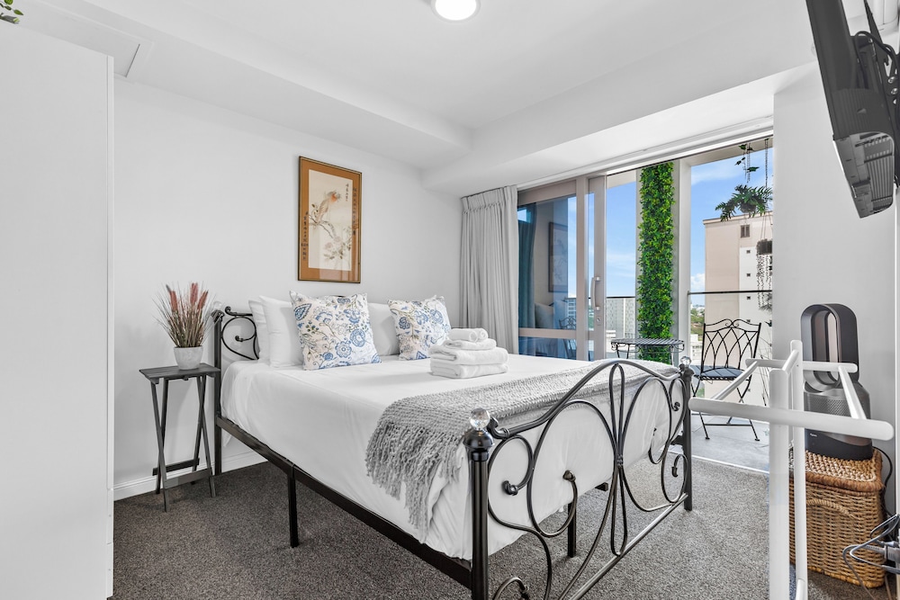 2BR Apt with Parking in Prime Spot Zodiak Stays