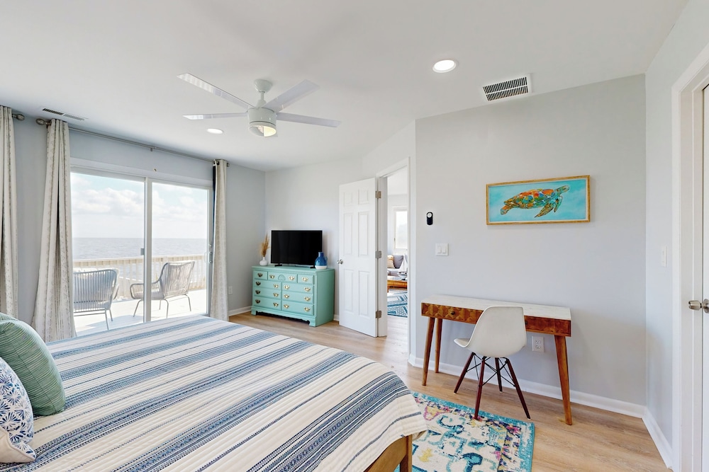 5BR Beachfront Home w/ Large Deck, Grill, W & D