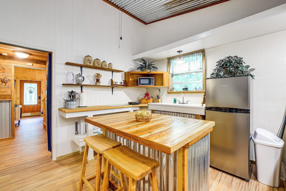 Lake Butler Cabin on 5 Acres w/ Fire Pit!