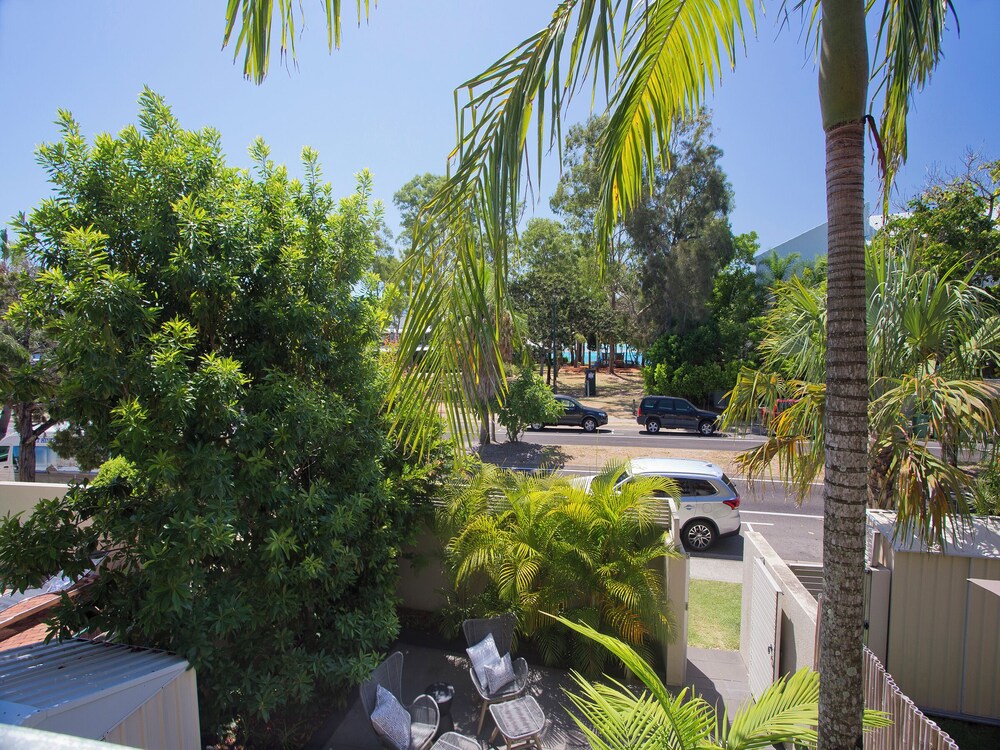 Noosa Parade Townhouse w Terrace