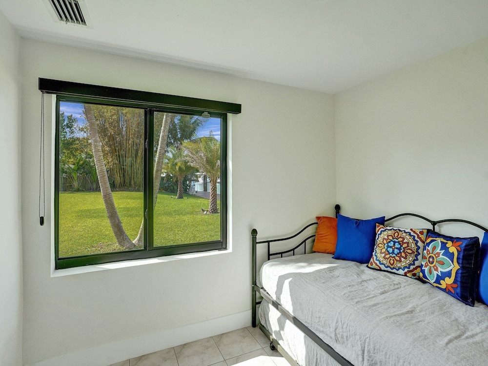 Villa Riverland With Heated Pool On The Water 5 Bedroom Villa