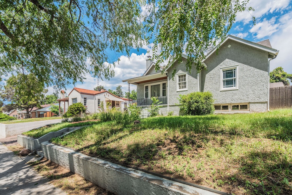 1318 E Pikes Peak