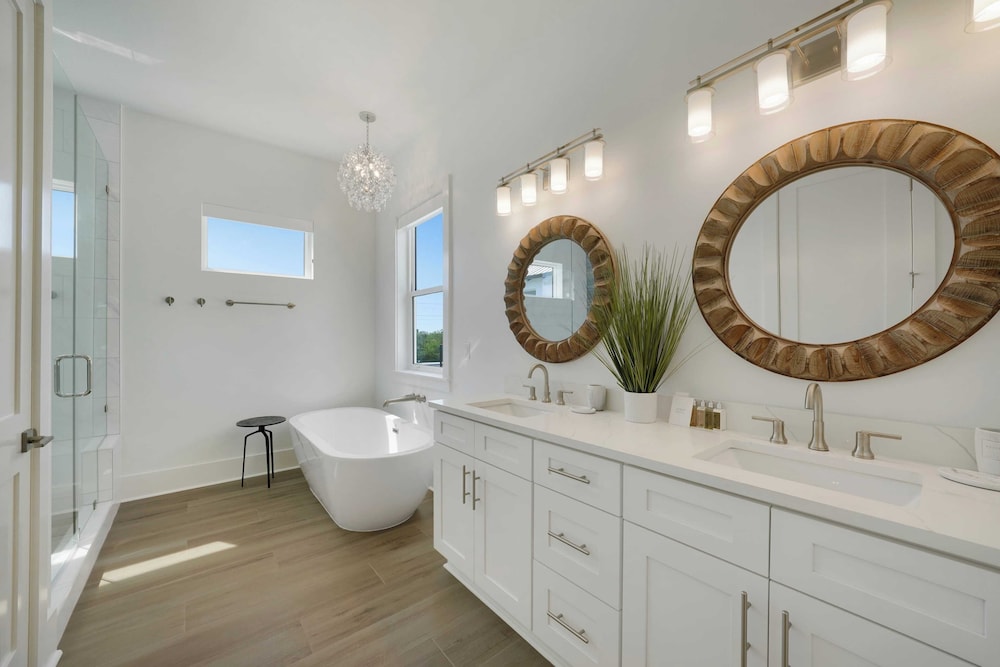 7 Bedroom Serentiy Sands Cottage with Heated Pool and Spa