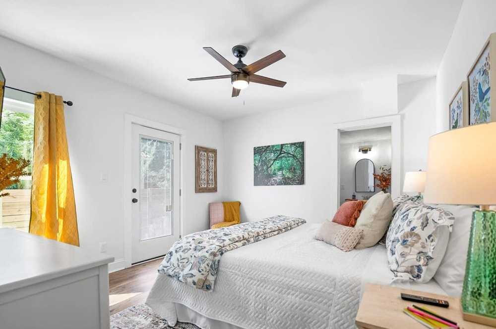 Newly Renovated Whimsical Cottage 2 Beds Hot Tub