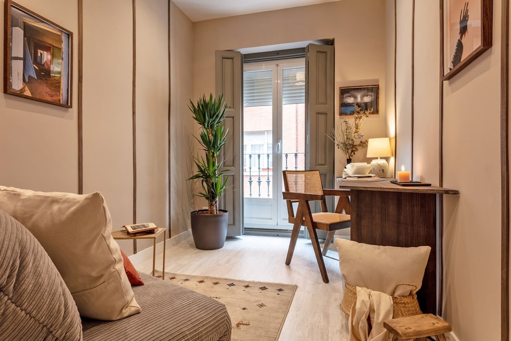 Gobi - 1 Bedroom and Office in Chamber