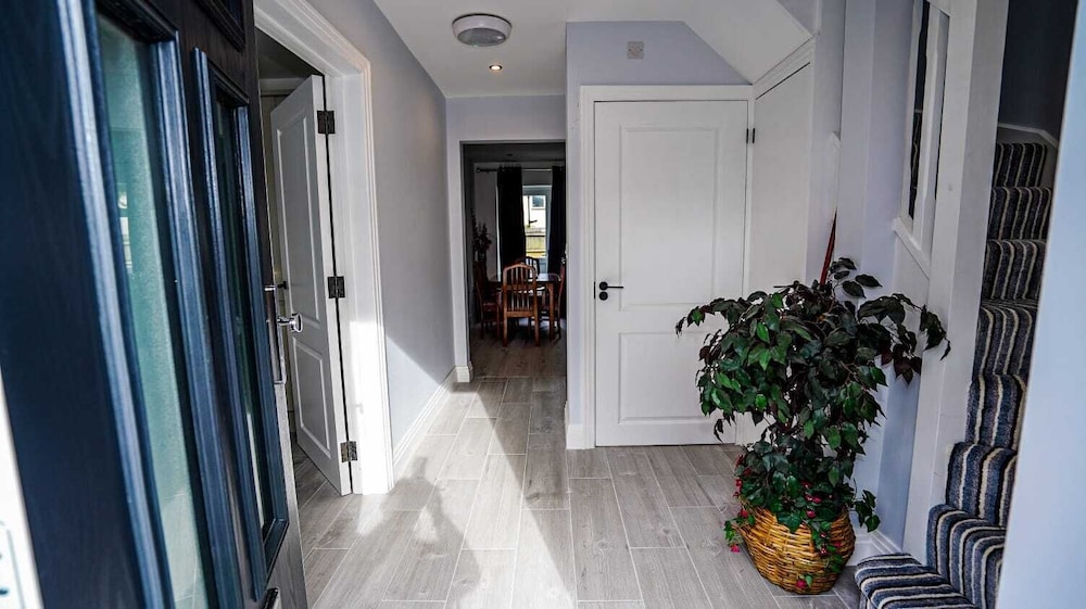 Modern 4-Bedroom Home with Free Parking