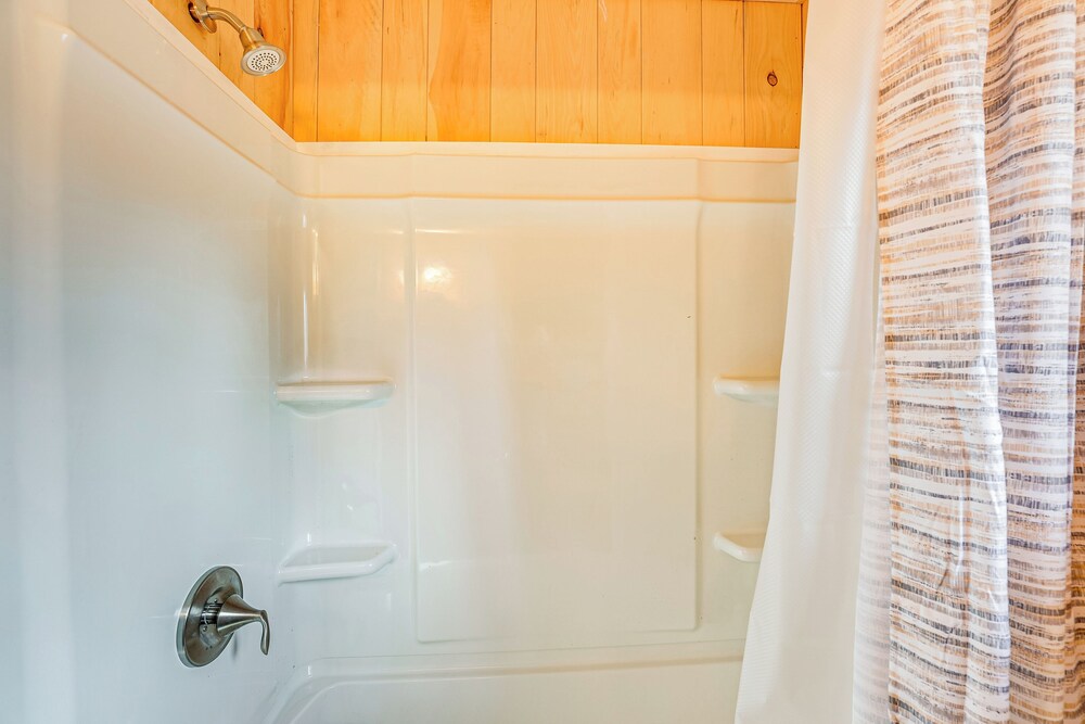 Boat, Fish & Hike: Cozy Getaway in Twin Lake!