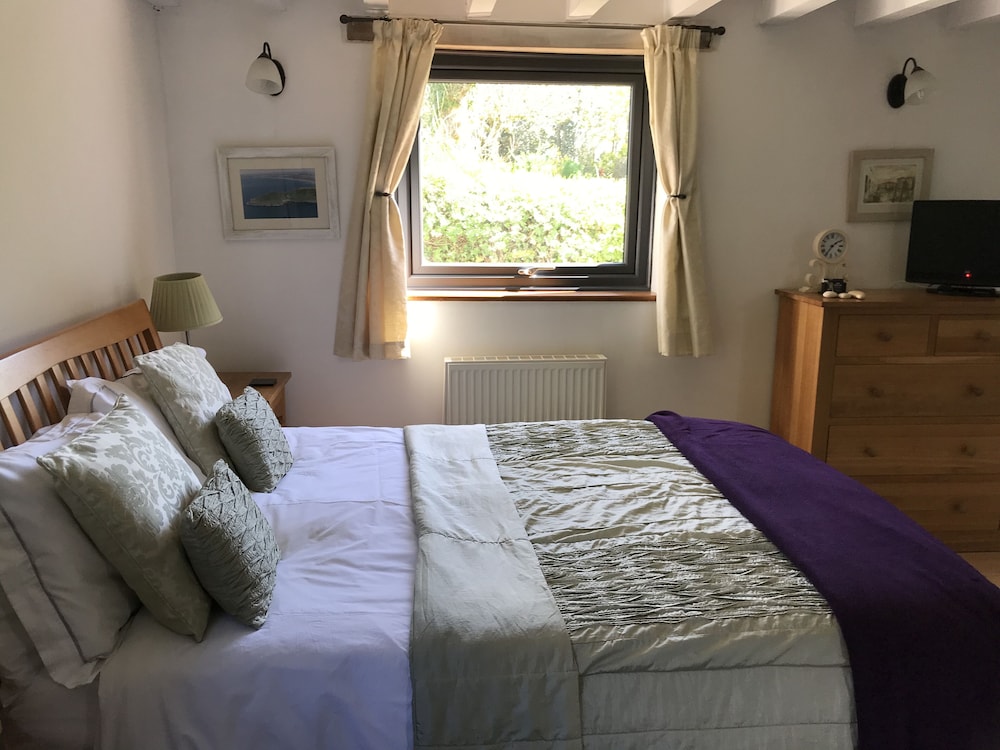 1-bed Apartment Sleeps 2 - Patio -bbq - Hot Tub view 4