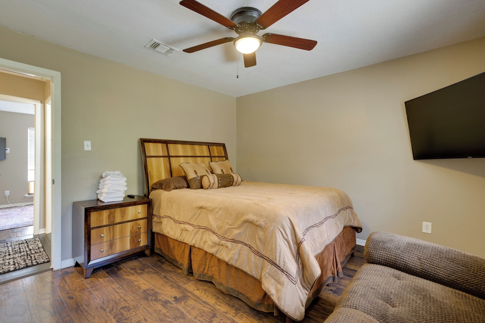 Near Airport & Interstate: Houston Area Townhome