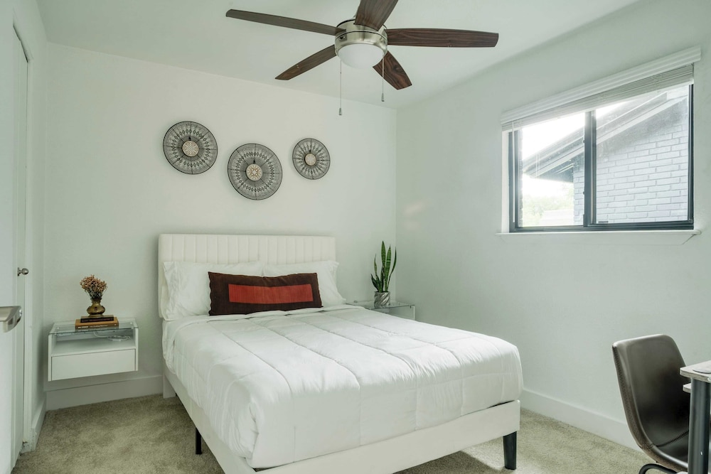 Austin Escape, Prime Location + Shared Yard Oasis Fairlawn Buyout by Avantstay