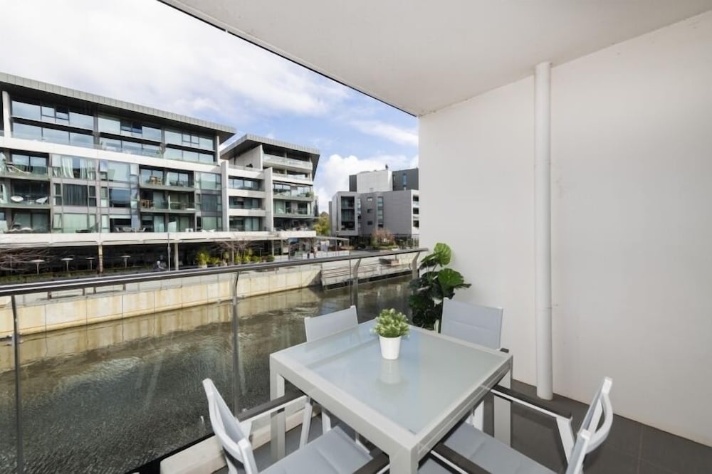 Accommodate Canberra - Lakefront