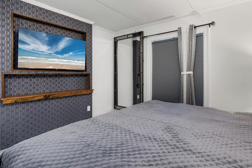 Luxury Living off Padre Blvd, Walk to Beach & Bay! view 4