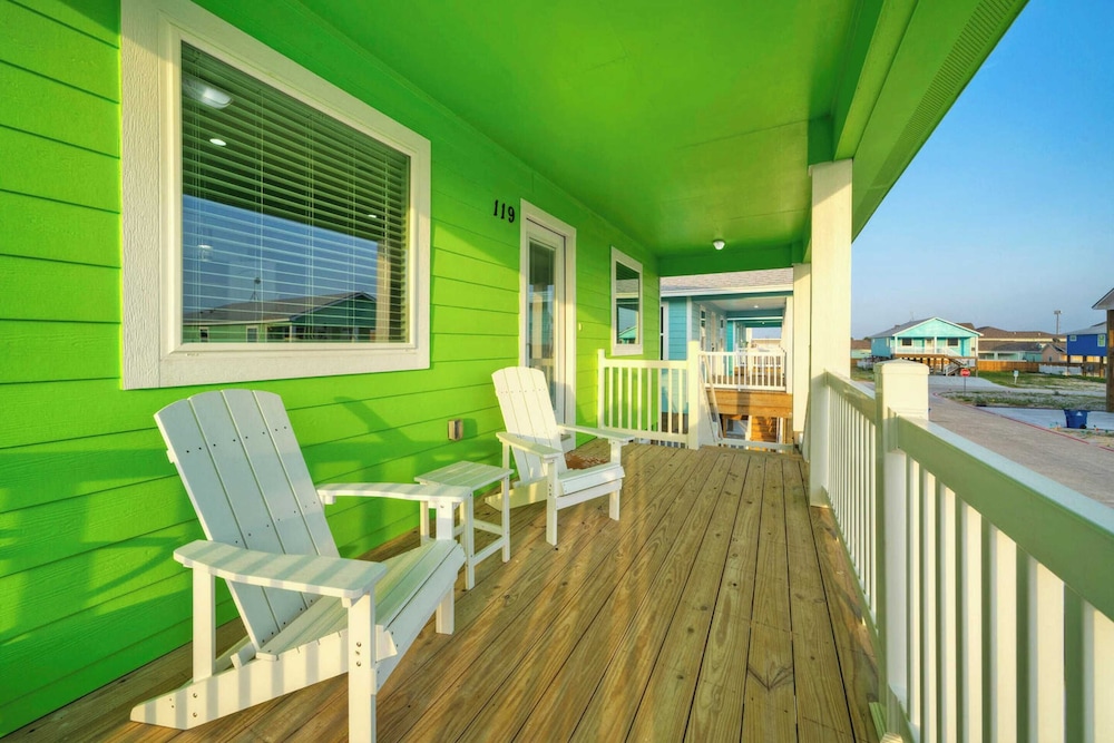 Sleeps 21, 2 Homes Private Pool, Patio Lounge w/ Fire Pit, Bar, TV, & Games