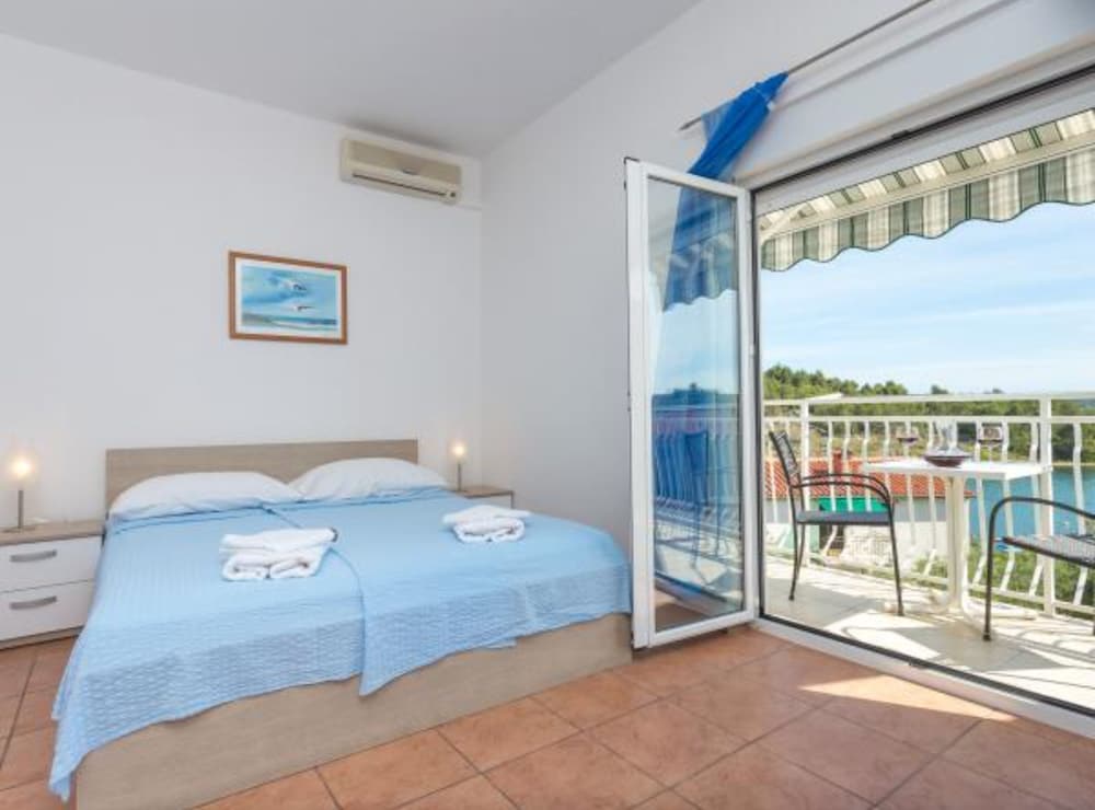 Cozy Seaview Retreat A & M Apartments