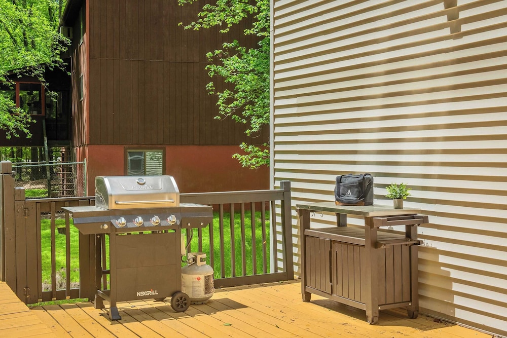 Stylish Mountain Retreat w/ Hot Tub & Firepit Penn Estate Getaway by Avantstay