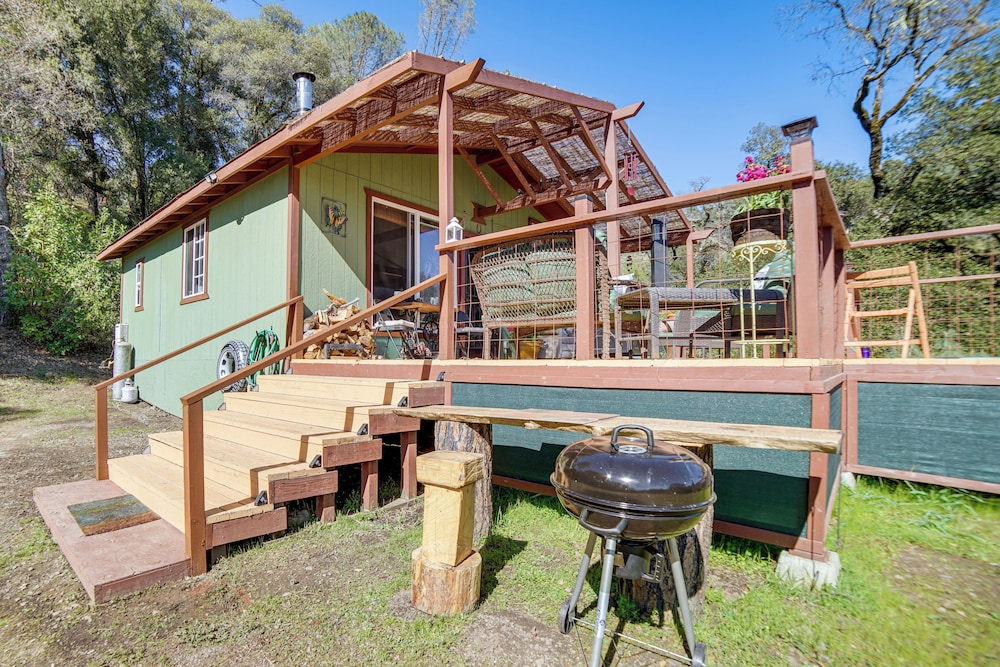 Hot Tub + Fire Pit: Secluded Dos Rios Escape!